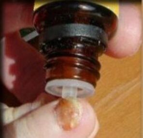 Tragen Sie Tropfen auf einen von Pilz befallenen Zehennagel auf